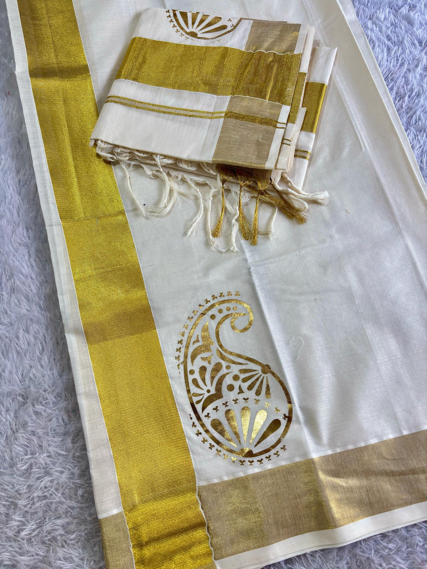Golden Foil Kasav Set Mundu